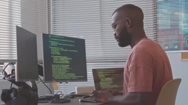 Programma Specialistico Informatica Afroamericana Ufficio Seduto Fronte Due Monitor Laptop — Video Stock