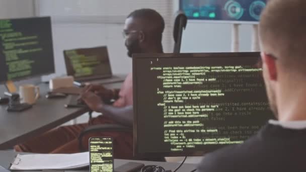 Два Различных Разработчика Программного Обеспечения Кодирования Компьютерах Современном Офисе Оснащены — стоковое видео
