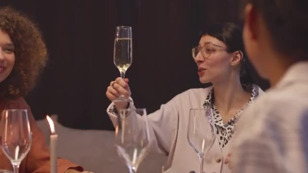 Junge Fröhliche Kaukasierin Prostet Während Sie Sich Mit Freunden Festlichen — Stockvideo
