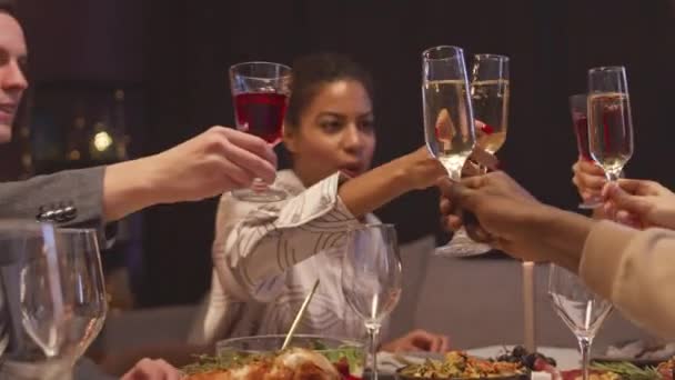 Çok Irklı Genç Arkadaşlar Küçük Bir Noel Partisinde Şampanya Şarap — Stok video