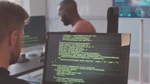 Equipe Diversa Programadores Profissionais Digitando Códigos Programa Que Aparecem Tela — Vídeo de Stock