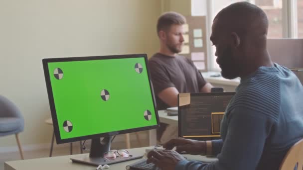 African American Manliga Mjukvaruutvecklare Skriva Tangentbord Sitter Framför Kopiera Utrymme — Stockvideo