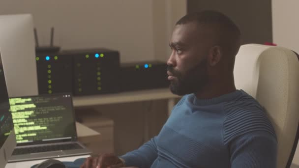 Programador Masculino Afroamericano Escribiendo Códigos Computadora Escritorio Sala Servidores — Vídeos de Stock