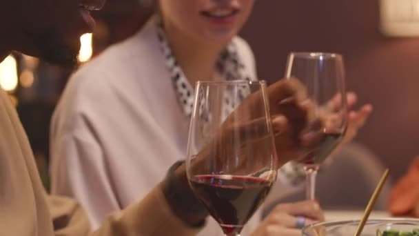 Молодая Афроамериканская Пара Пьет Красное Вино Разговаривает Время Ужина Друзьями — стоковое видео