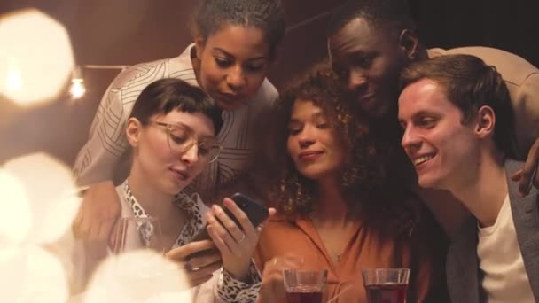 Perusahaan Muda Beragam Sahabat Mengambil Selfie Lucu Kamera Smartphone Selama — Stok Video