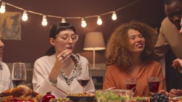 Gruppe Junger Fröhlicher Multiethnischer Freunde Plaudert Und Amüsiert Sich Gemeinsam — Stockvideo