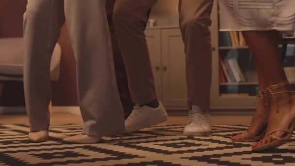 Niedrige Sektion Von Stylischen Menschen Die Auf Teppich Tanzen Während — Stockvideo