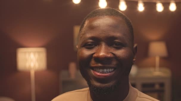 Close Portret Van Vrolijke Jonge Zwarte Man Met Teethy Glimlach — Stockvideo
