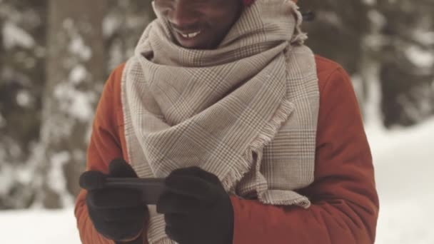 Gekipptes Porträt Eines Jungen Lächelnden Afroamerikaners Der Sein Smartphone Benutzt — Stockvideo