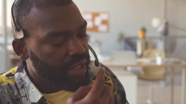 Nahaufnahme Eines Gutaussehenden Afroamerikanischen Mannes Der Ein Headset Mikrofon Benutzt — Stockvideo
