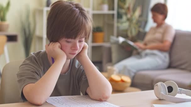 Teenagermädchen Mit Syndrom Lernt Hart Während Sie Hausaufgaben Macht Sitzt — Stockvideo