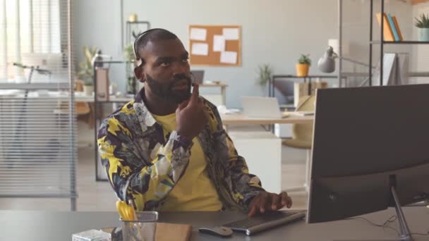 Νεαρός Μαύρος Άνδρας Πολύχρωμο Τυπωμένο Πουκάμισο Που Μιλάει Στον Πελάτη — Αρχείο Βίντεο