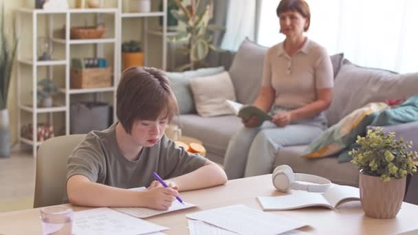 Mutter Hilft Teenagertochter Mit Syndrom Bei Hausaufgaben — Stockvideo