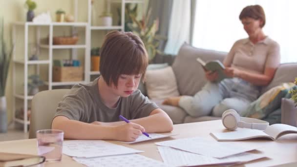 Menina Caucasiana Anos Com Síndrome Estudando Casa Fazendo Lição Casa — Vídeo de Stock