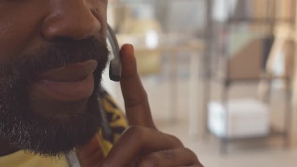 Çağrı Merkezinde Çalışırken Mikrofonla Konuşan Siyahi Adamın Yakın Plan Görüntüleri — Stok video