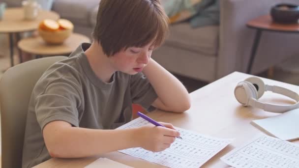 Menina Com Síndrome Sentada Mesa Estudando Matemática Casa — Vídeo de Stock