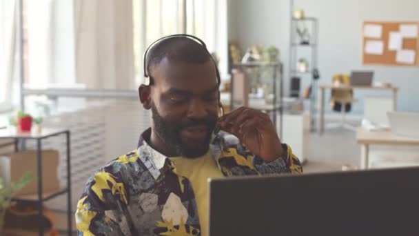 Αφρο Αμερικανός Διευθυντής Τηλεφωνικού Κέντρου Φορώντας Ακουστικά Μικρόφωνο Μιλώντας Στον — Αρχείο Βίντεο