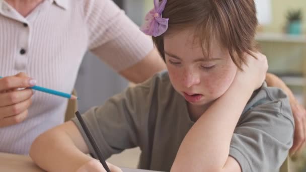 Jähriges Mädchen Mit Syndrom Zeichnet Mit Mutter Auf Blatt Papier — Stockvideo