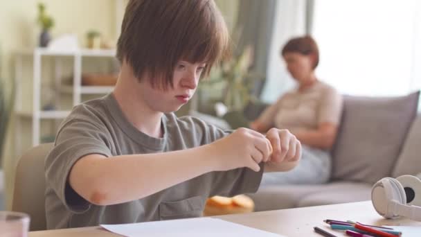 Menina Anos Com Síndrome Afiando Seus Lápis Enquanto Estudava Casa — Vídeo de Stock