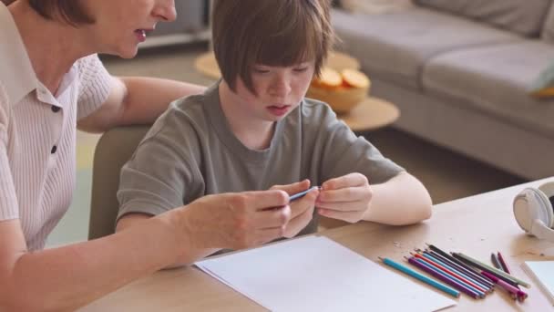 Dziewczyna Zespołem Downa Rysunek Kolorowych Ołówków Domu Jej Matka Pomaga — Wideo stockowe