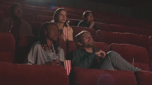 Молоді Різноманітні Люди Сміються Під Час Перегляду Комедійного Фільму Великому — стокове відео