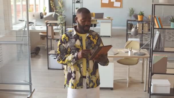 Renkli Baskılı Tişört Giyen Yakışıklı Genç Adam Modern Ofiste Çalışırken — Stok video