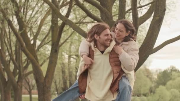 Счастливая Романтическая Пара Проводит Время Открытом Воздухе Парке Весной Мужчина — стоковое видео