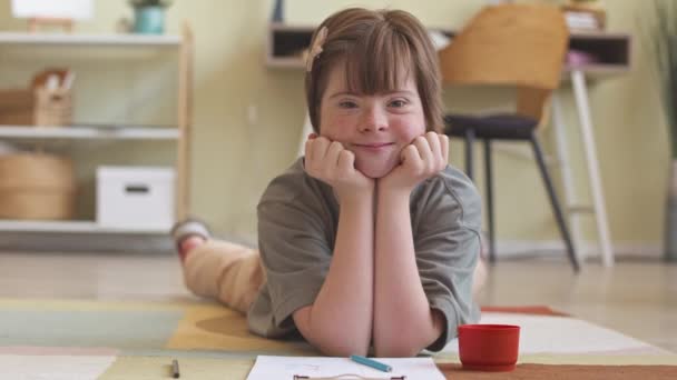 Porträtt Söt Vit Flicka Med Ner Syndrom Leende Och Visar — Stockvideo
