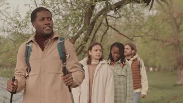 Genç Afro Amerikalı Bir Adam Yürüme Sopalarıyla Çeşitli Arkadaşlarıyla Baharda — Stok video