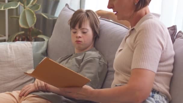 Fürsorgliche Und Liebevolle Mutter Liest Ihrer Jährigen Tochter Mit Syndrom — Stockvideo