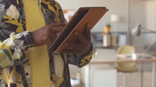 Cropped Shot Unrecognizable Black Man Colorful Printed Shirt Using Tablet — Stock Video