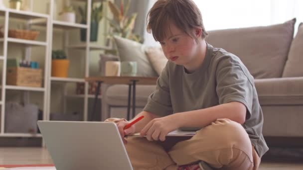 Teenagermädchen Mit Syndrom Benutzt Laptop Während Des Lernens Von Hause — Stockvideo