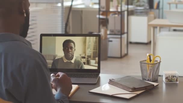 Afrikanske Amerikanske Mandlige Kolleger Der Har Online Video Møde Laptop – Stock-video