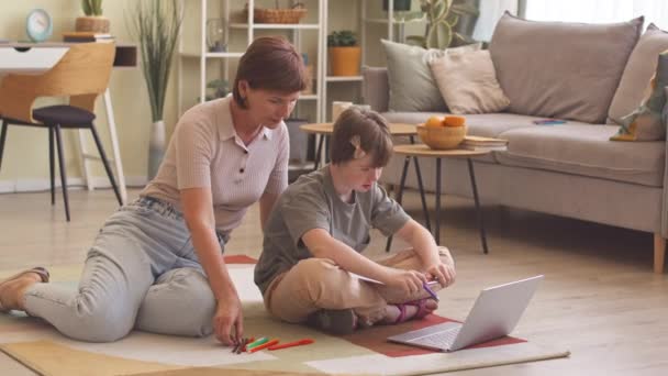 Konzentriertes Jähriges Mädchen Mit Syndrom Lernt Laptop Und Ihre Mutter — Stockvideo