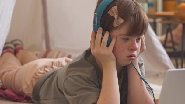 Chica Con Síndrome Usando Auriculares Mientras Película Dibujos Animados Ordenador — Vídeos de Stock