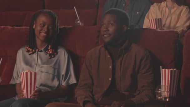 Возбужденная Молодая Афроамериканская Пара Смотрит Кино Кинотеатре Свидании — стоковое видео