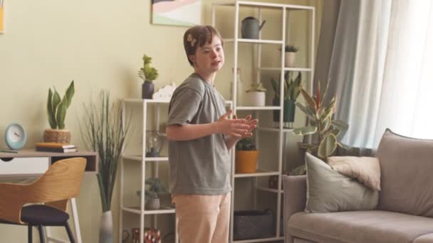 Talentovaná Letá Běloška Downovým Syndromem Zpívající Píseň Stojící Obývacím Pokoji — Stock video