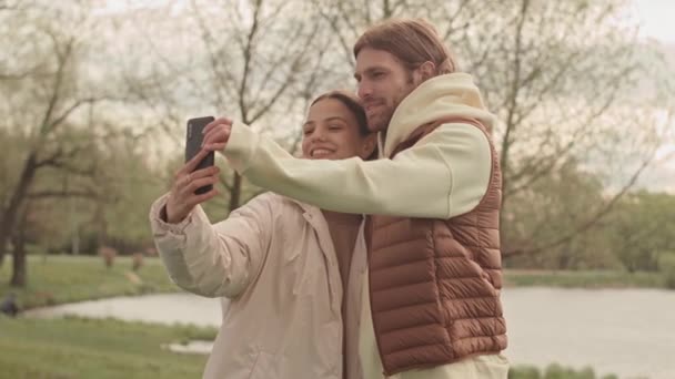 Romantyczna Młoda Kaukaska Para Robi Selfie Smartfonie Spacerze Parku Wiosną — Wideo stockowe
