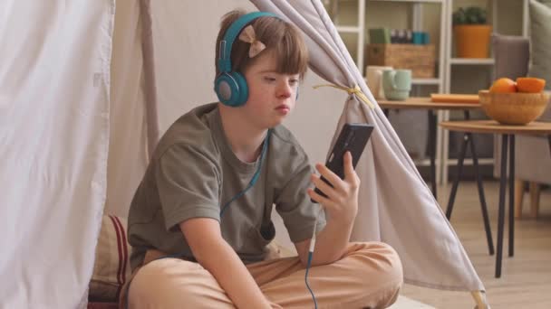 Teenagermädchen Mit Syndrom Trägt Kopfhörer Während Sie Hause Musik Auf — Stockvideo
