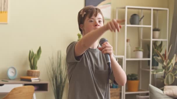Художественная Белая Девушка Синдромом Дауна Поет Микрофоне Танцует Гостиной — стоковое видео