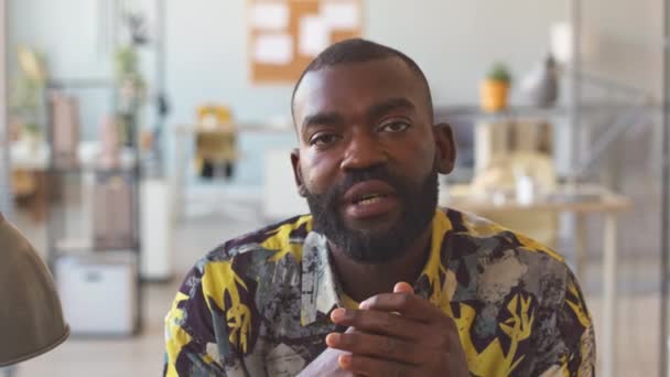 Yazılı Tişörtlü Kendinden Emin Siyah Adam Kameraya Konuşuyor Ofisindeki Pazarlama — Stok video