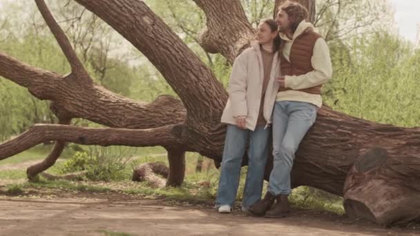 Młoda Kaukaska Para Obejmująca Drzewo Spacerze Parku Wiosną — Wideo stockowe