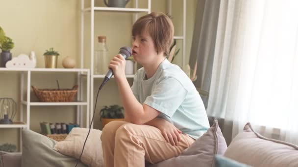 Talentosa Chica Caucásica Con Síndrome Cantando Micrófono Casa Karaoke — Vídeos de Stock