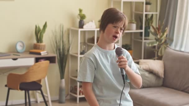 Getalenteerd Tiener Meisje Met Zingen Lied Microfoon Thuis — Stockvideo