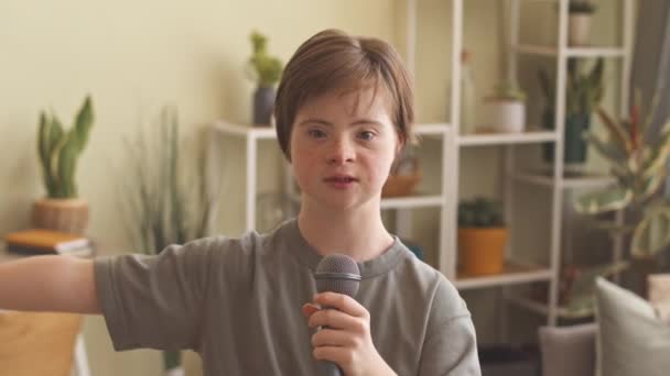 Años Edad Chica Caucásica Con Síndrome Cantando Canción Micrófono Cámara — Vídeos de Stock