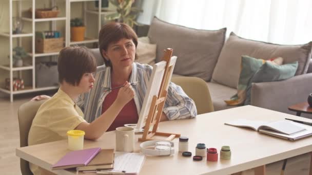 Fürsorgliche Mutter Sieht Ihrer Tochter Mit Syndrom Hause Beim Malen — Stockvideo