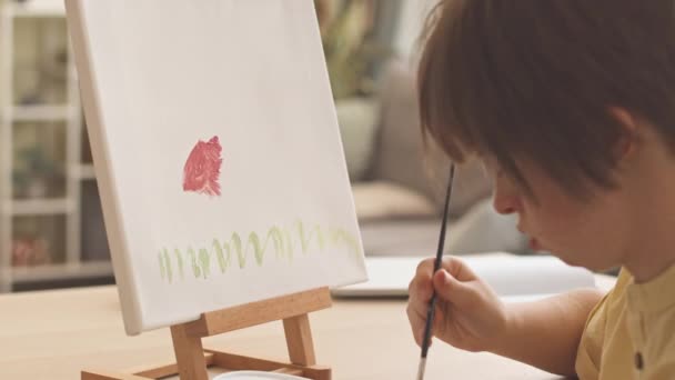 Caucásico Adolescente Con Síndrome Pintando Flores Lienzo Casa — Vídeos de Stock