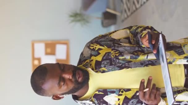 Afrika Kökenli Amerikalı Adamının Arkadaşlarıyla Kablosuz Kulaklıkla Konuşurken Ofis Boyunca — Stok video