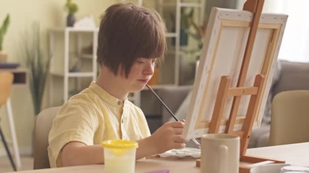 Chica Creativa Con Síndrome Pintura Sobre Lienzo Casa — Vídeos de Stock