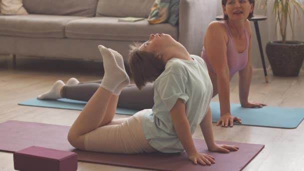 Sendromlu Esnek Bir Genç Kız Evde Paspas Üzerinde Egzersiz Yapıyor — Stok video